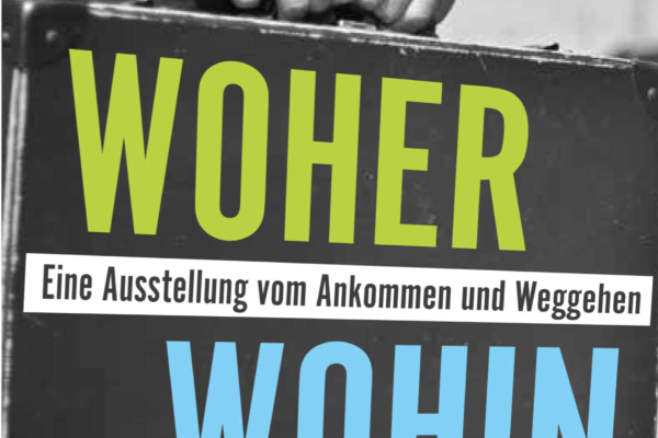 Flyer der Ausstellung "Woher | Wohin"; Schwarz-weiß Foto, das den Unterkörper eines Menschen zeigt, der einen alten Koffer in beiden Händen vor sich hält. Auf dem Koffer in grün und blau die Aufschrift "Woher | Wohin - eine Ausstellung vom Ankommen und Weggehen"