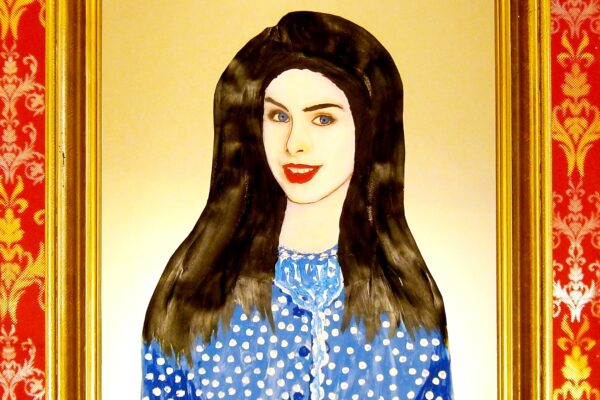 Fotocollage, die "Schneewittchen" darstellt. Schneewittchen ist eine junge Frau mit langen dunklen Haaren und rot geschminkten Lippen. Sie trägt ein blaues Kleid mit weißen Punkten. Das Bild wird von einem goldfarbenen Rahmen und digital bearbeiteter "Barock-Tapete" in rot und gold eingerahmt